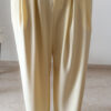 Pantalon femme jaune pastel taille haute à pinces avec t-shirt blanc imprimé palmier style Miami