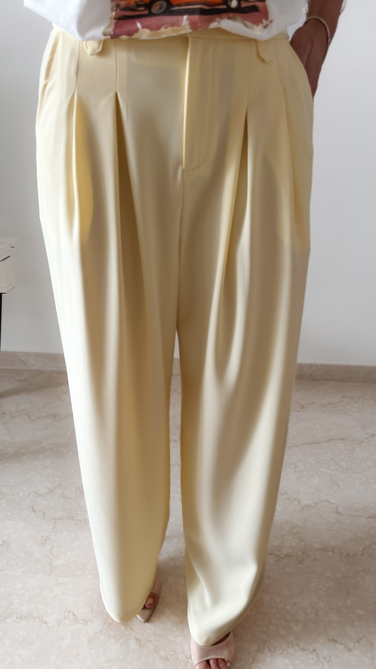 Pantalon femme jaune pastel taille haute à pinces avec t-shirt blanc imprimé palmier style Miami