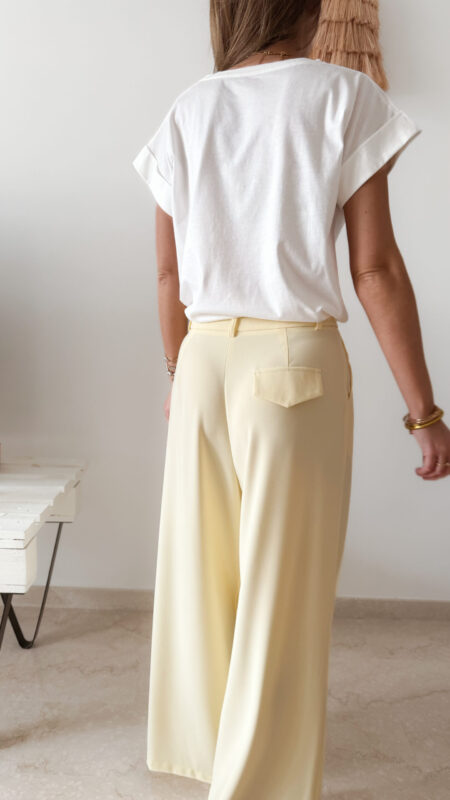 Pantalon femme jaune pastel taille haute à pinces avec t-shirt blanc imprimé palmier style Miami