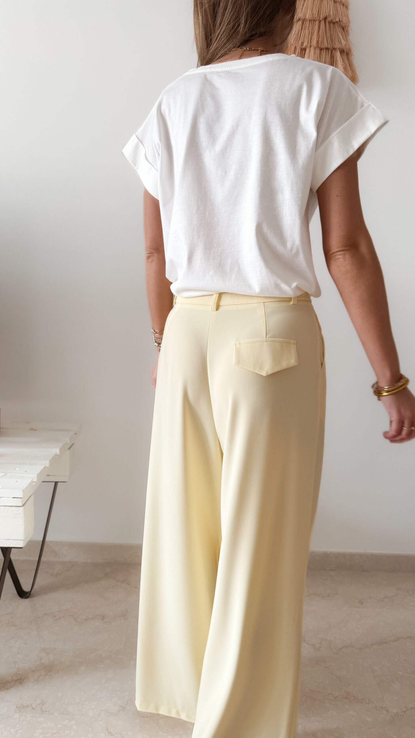Pantalon femme jaune pastel taille haute à pinces avec t-shirt blanc imprimé palmier style Miami