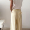 Pantalon femme jaune pastel taille haute à pinces avec t-shirt blanc imprimé palmier style Miami