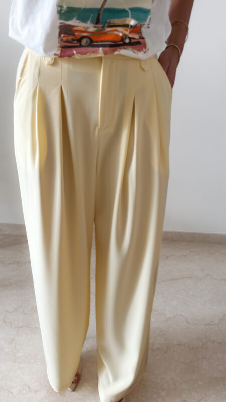 Pantalon femme jaune pastel taille haute à pinces avec t-shirt blanc imprimé palmier style Miami
