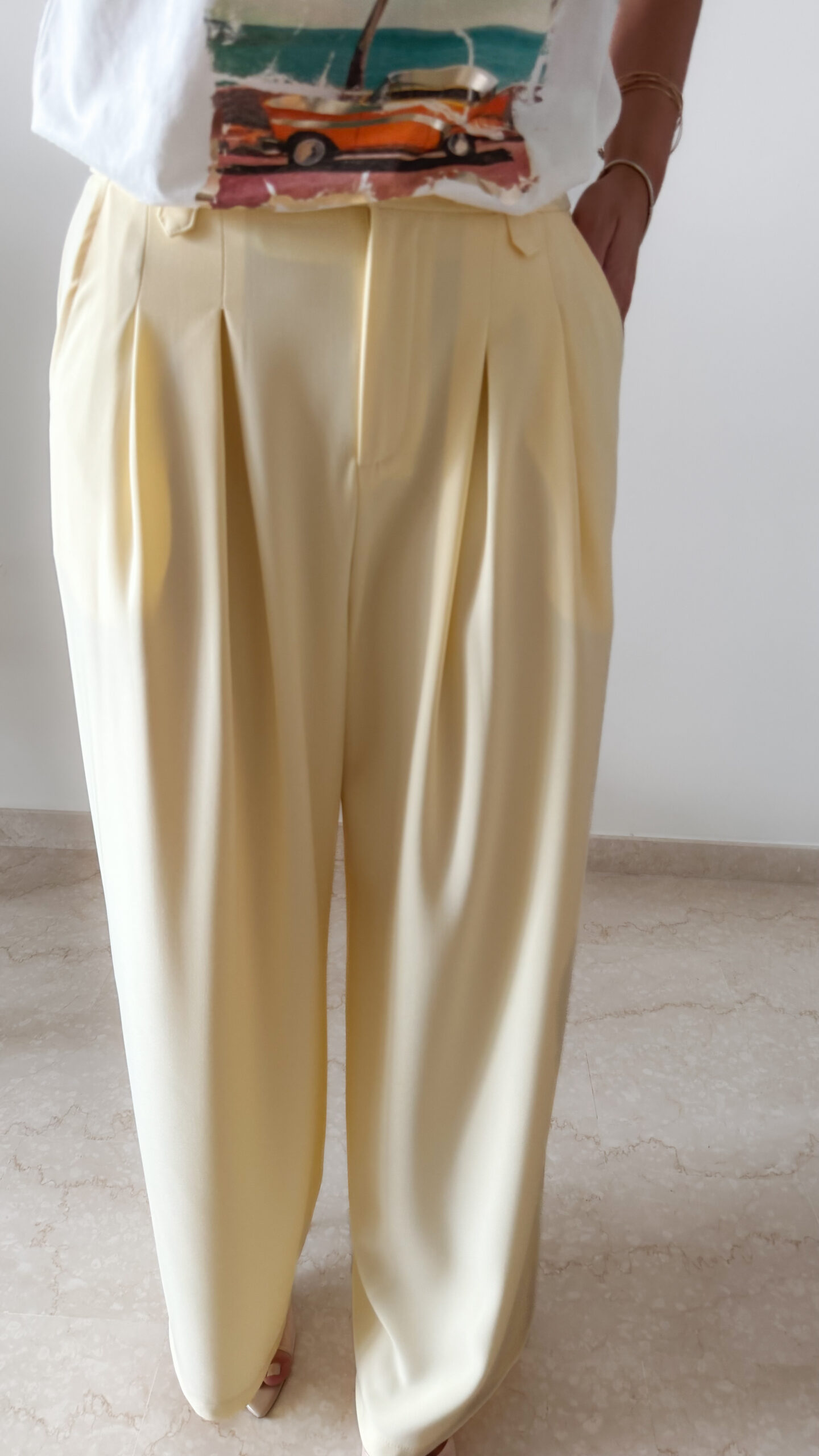 Pantalon femme jaune pastel taille haute à pinces avec t-shirt blanc imprimé palmier style Miami