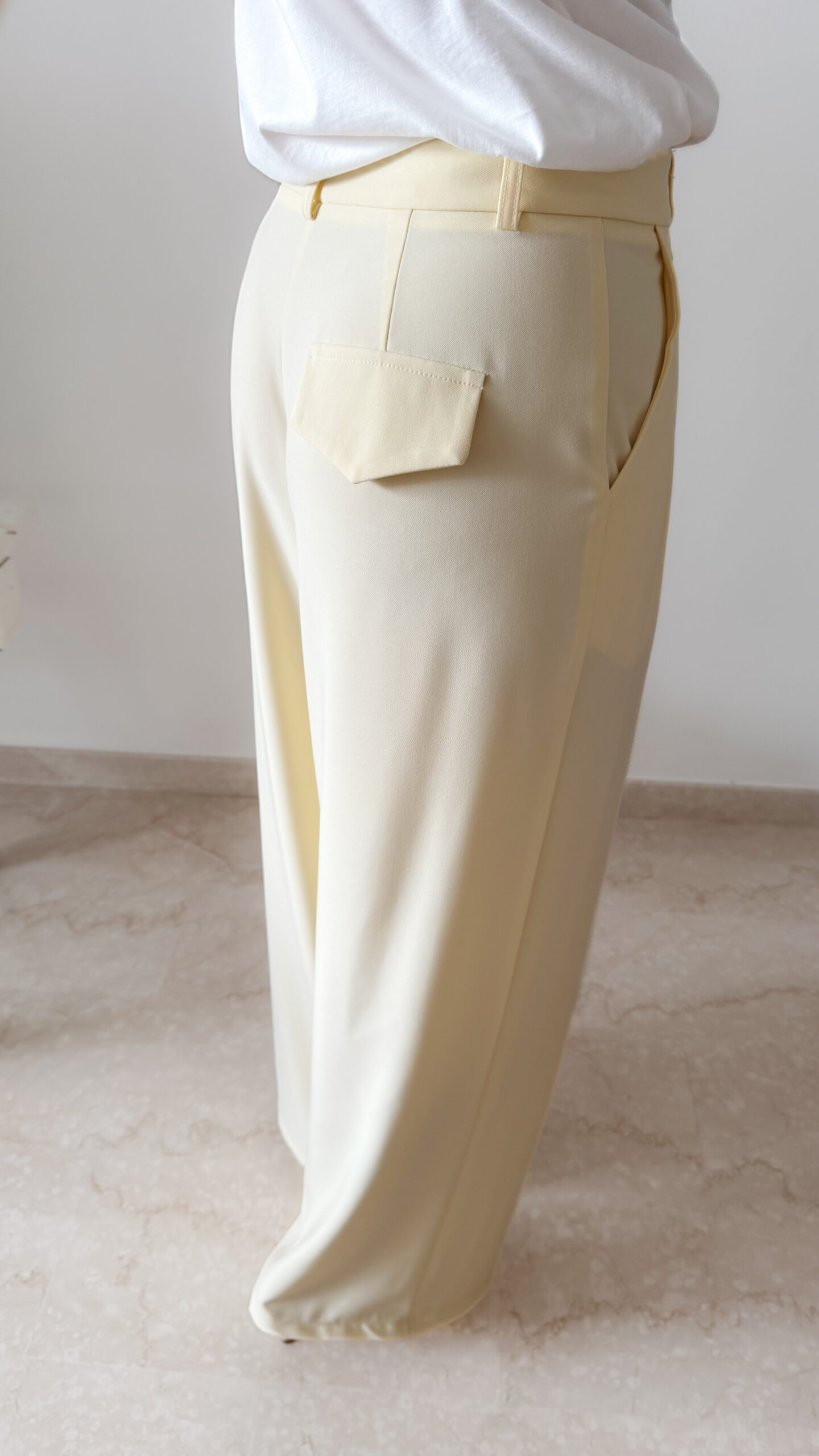 Pantalon femme jaune pastel taille haute à pinces avec t-shirt blanc imprimé palmier style Miami