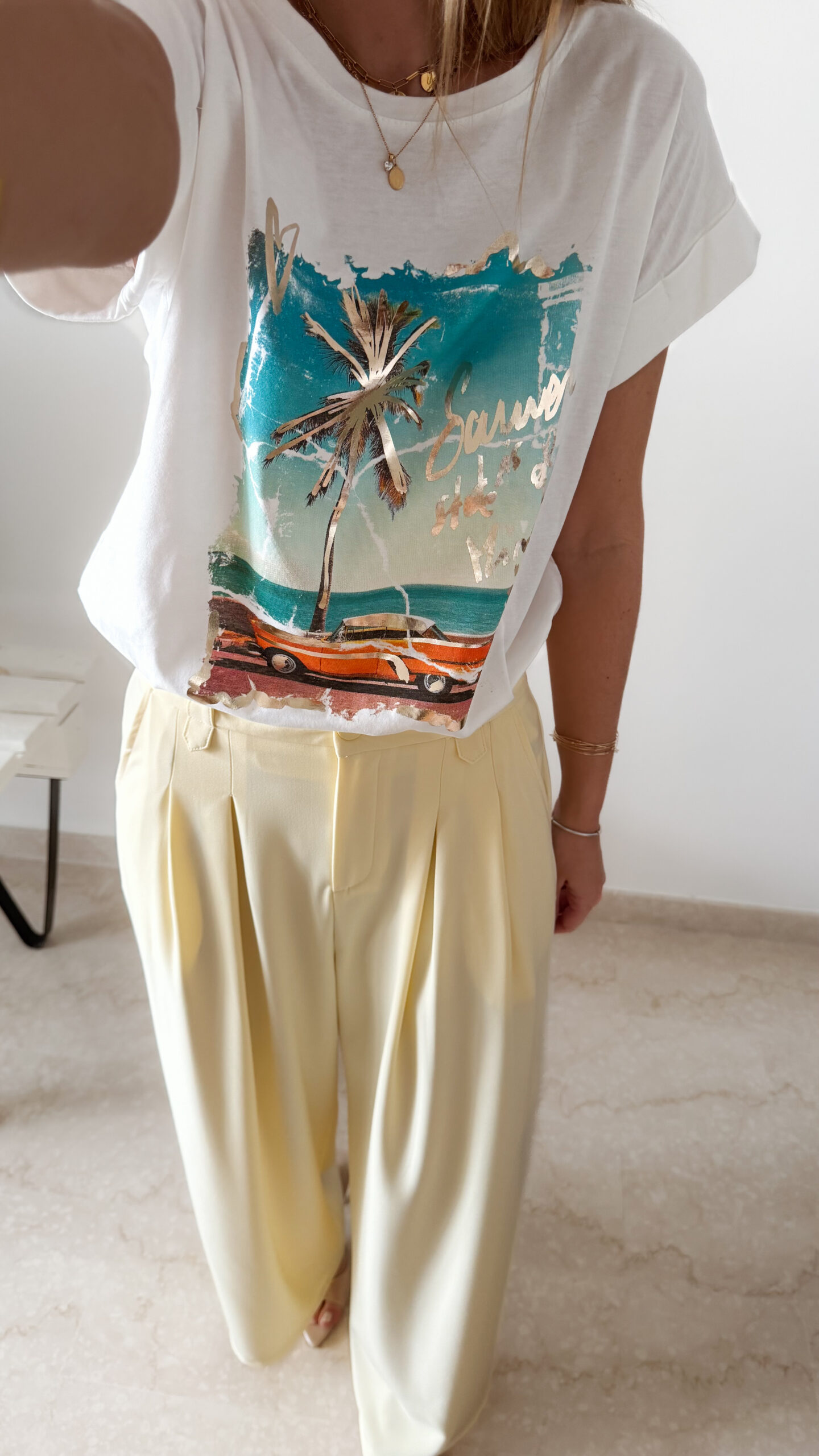 Pantalon femme jaune pastel taille haute à pinces avec t-shirt blanc imprimé palmier style Miami
