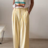 Pantalon femme jaune pastel taille haute à pinces avec t-shirt blanc imprimé palmier style Miami