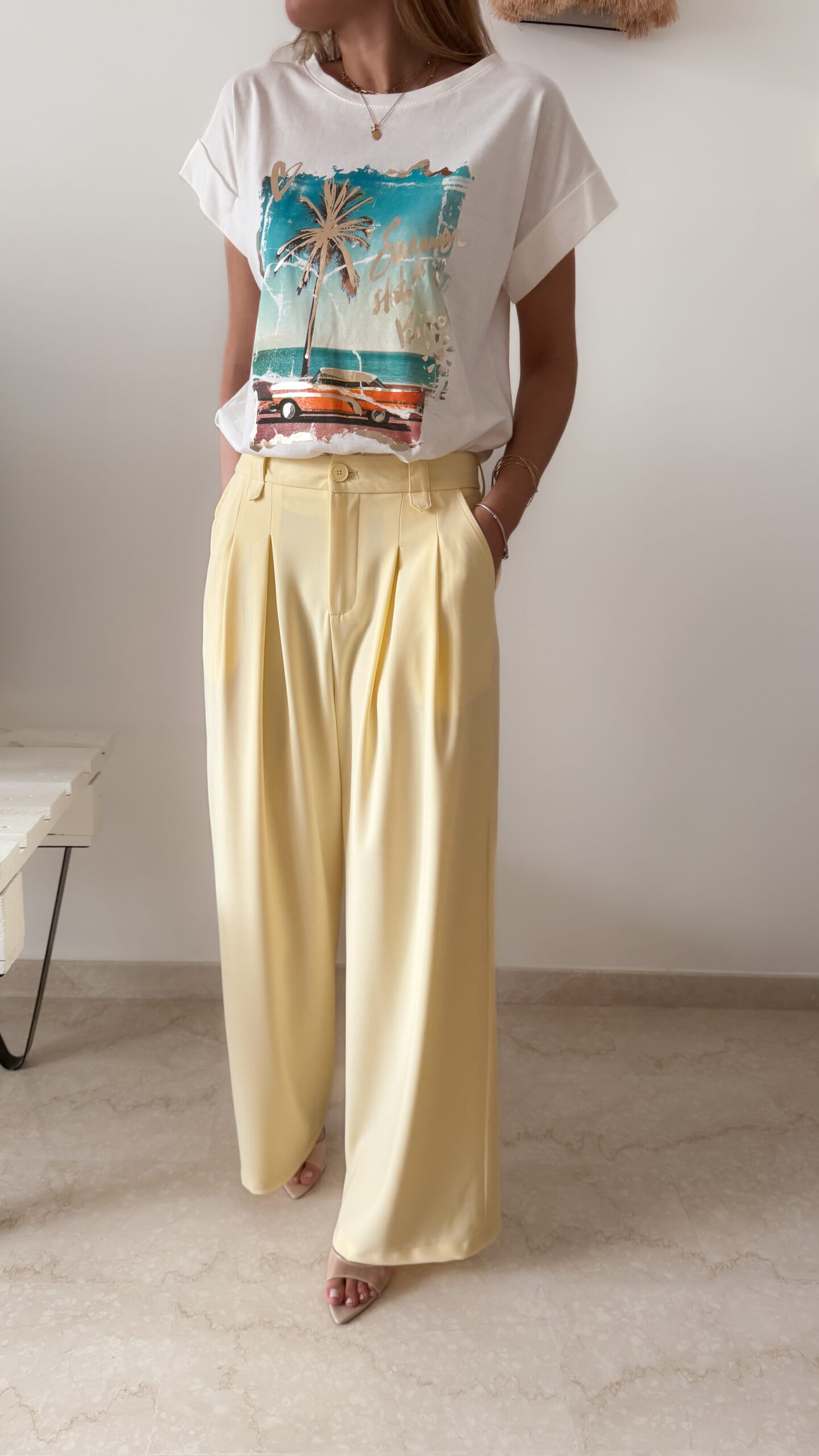 Pantalon femme jaune pastel taille haute à pinces avec t-shirt blanc imprimé palmier style Miami