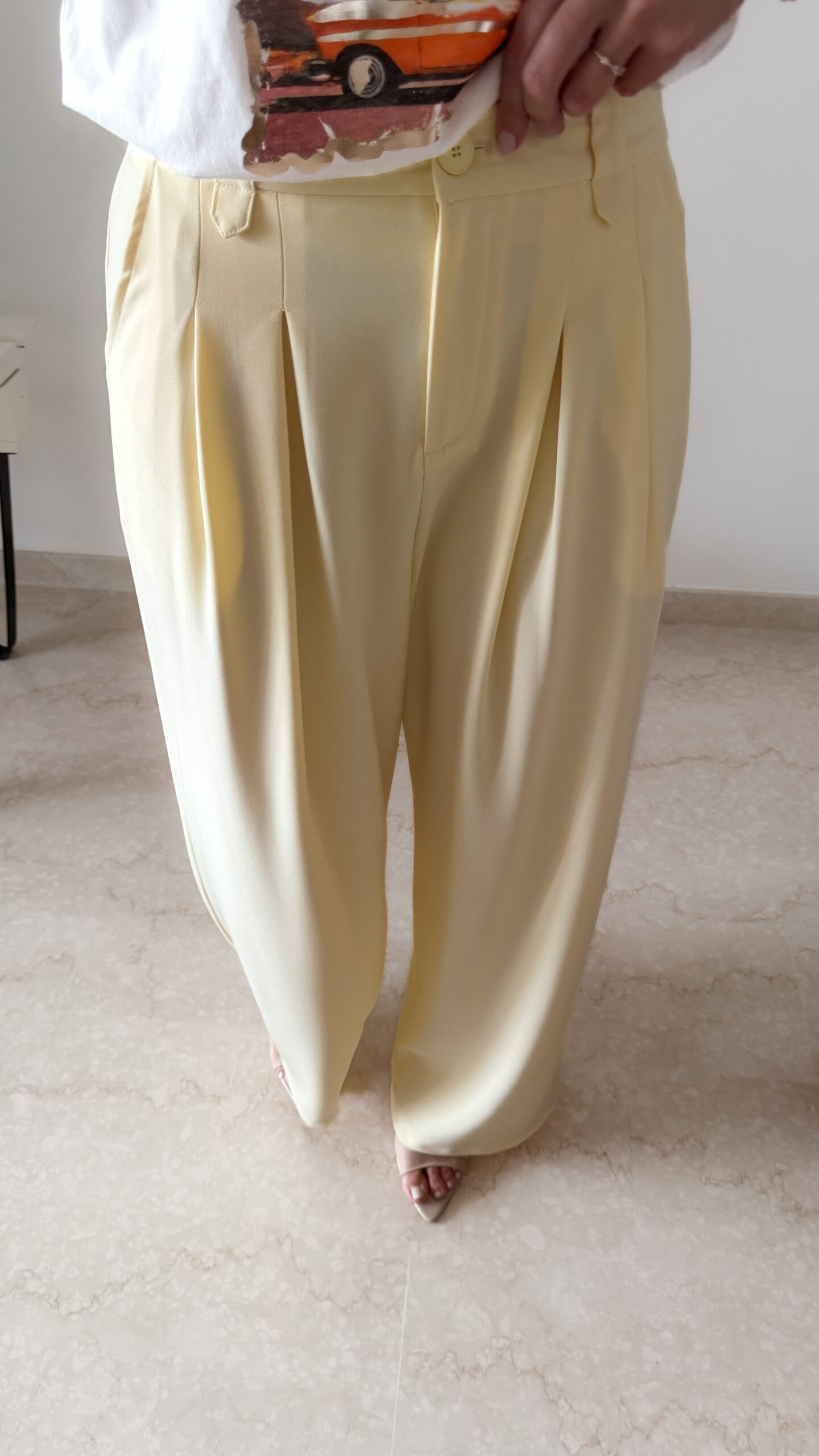 Pantalon femme jaune pastel taille haute à pinces avec t-shirt blanc imprimé palmier style Miami