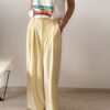 Pantalon femme jaune pastel taille haute à pinces avec t-shirt blanc imprimé palmier style Miami