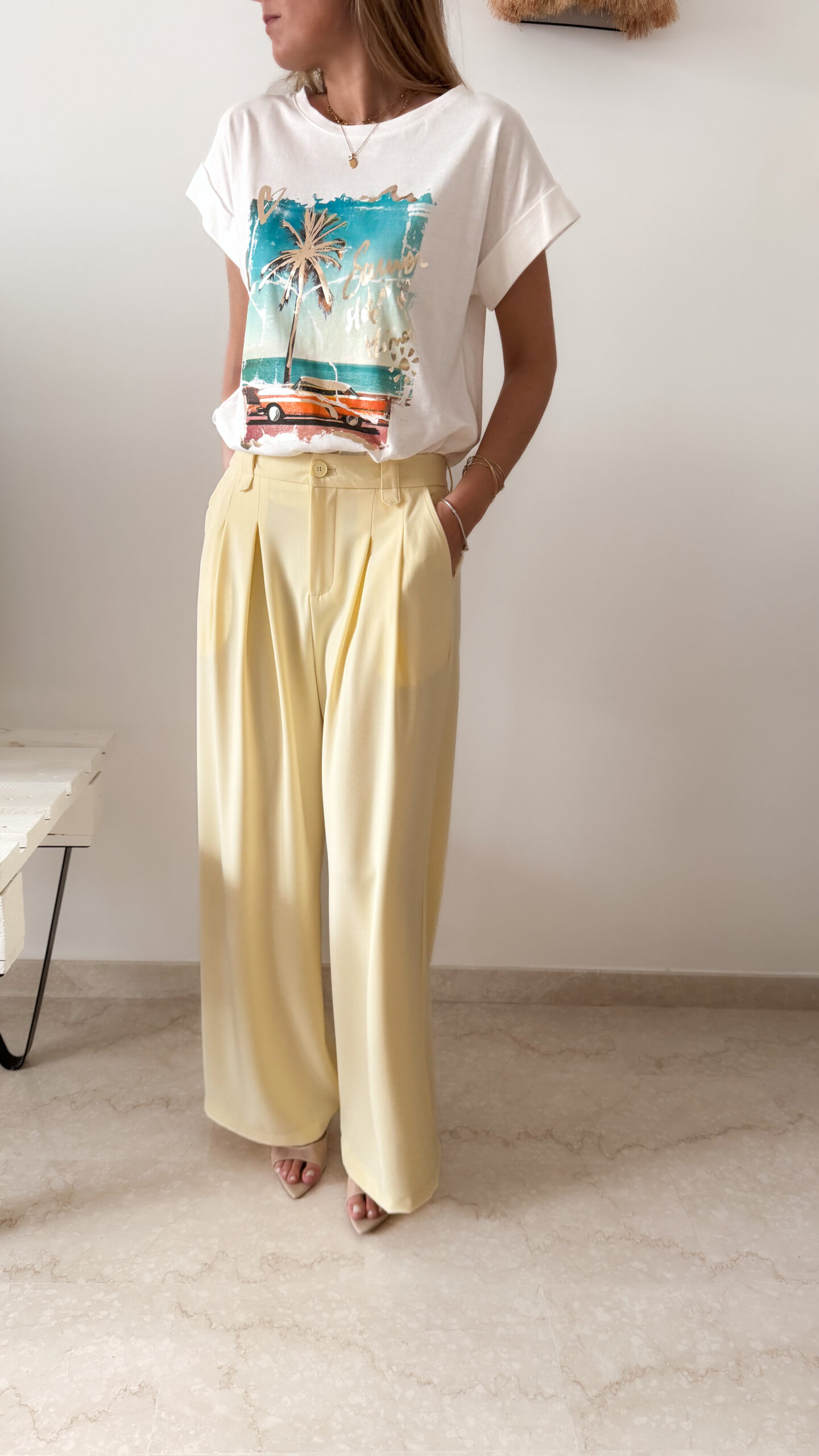 Pantalon femme jaune pastel taille haute à pinces avec t-shirt blanc imprimé palmier style Miami