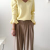 Pull femme jaune pastel col V manches longues avec pantalon beige fluide