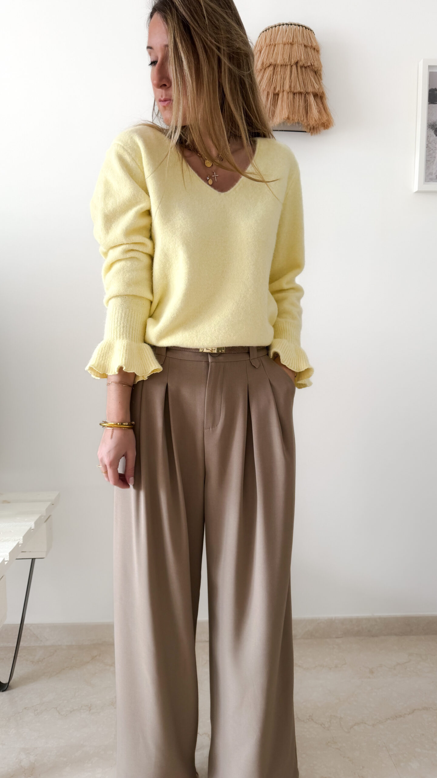 Pull femme jaune pastel col V manches longues avec pantalon beige fluide