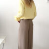 Pull femme jaune pastel col V manches longues avec pantalon beige fluide