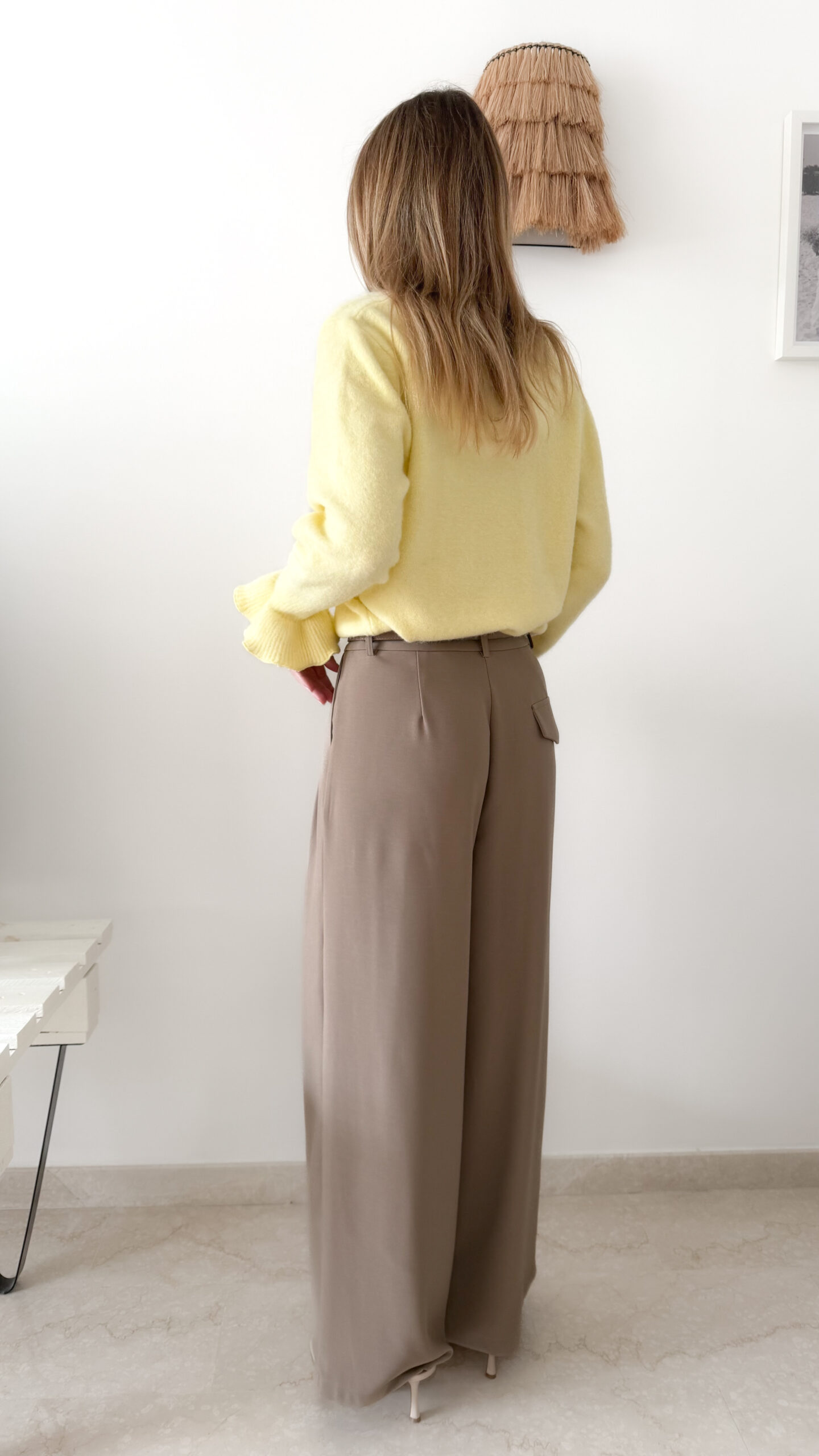 Pull femme jaune pastel col V manches longues avec pantalon beige fluide