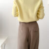 Pull femme jaune pastel col V manches longues avec pantalon beige fluide