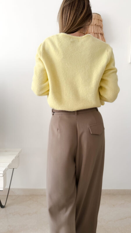 Pull femme jaune pastel col V manches longues avec pantalon beige fluide