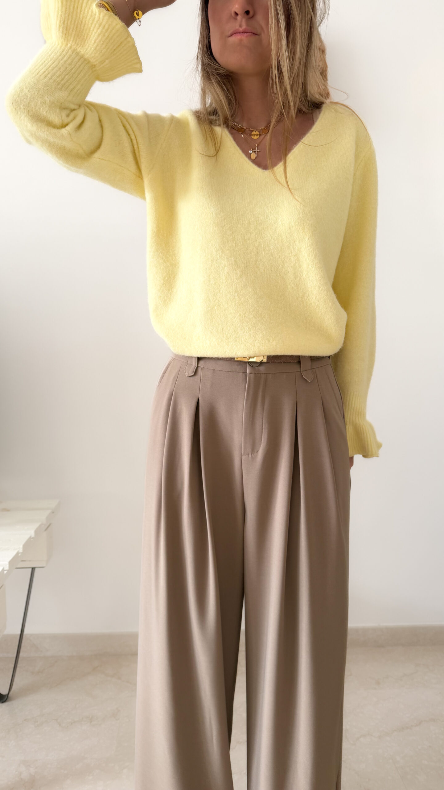 Pull femme jaune pastel col V manches longues avec pantalon beige fluide
