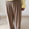 Pull femme jaune pastel col V manches longues avec pantalon beige fluide