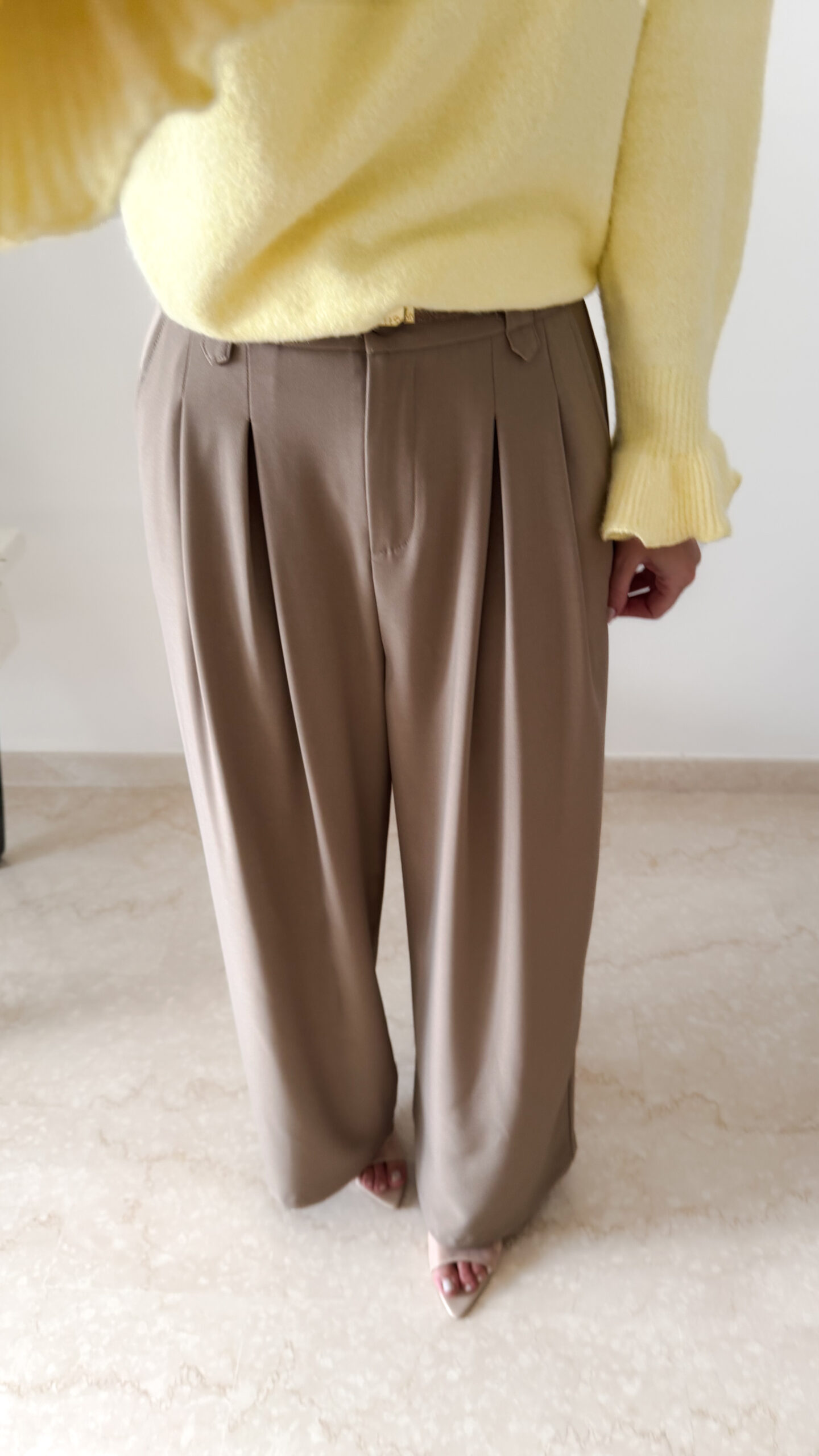 Pull femme jaune pastel col V manches longues avec pantalon beige fluide