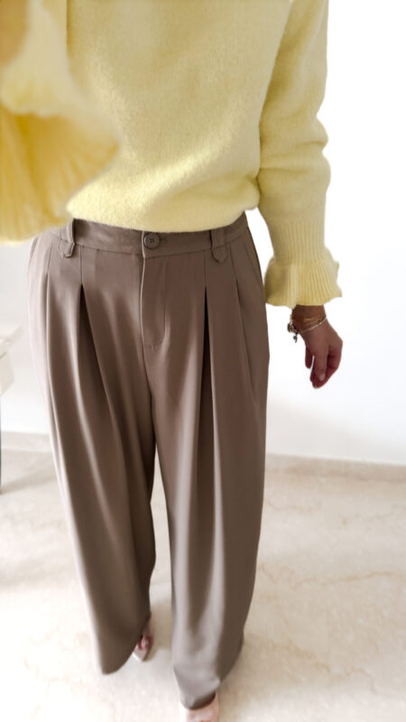 Pull femme jaune pastel col V manches longues avec pantalon beige fluide