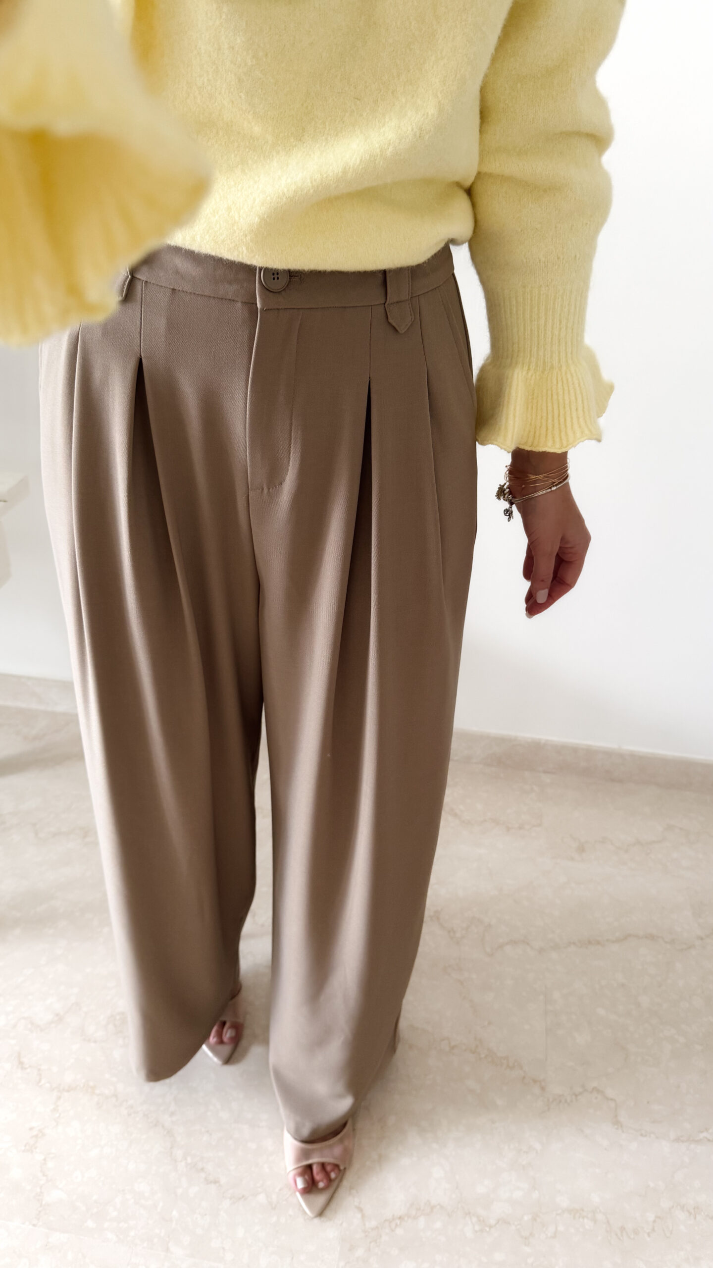 Pull femme jaune pastel col V manches longues avec pantalon beige fluide