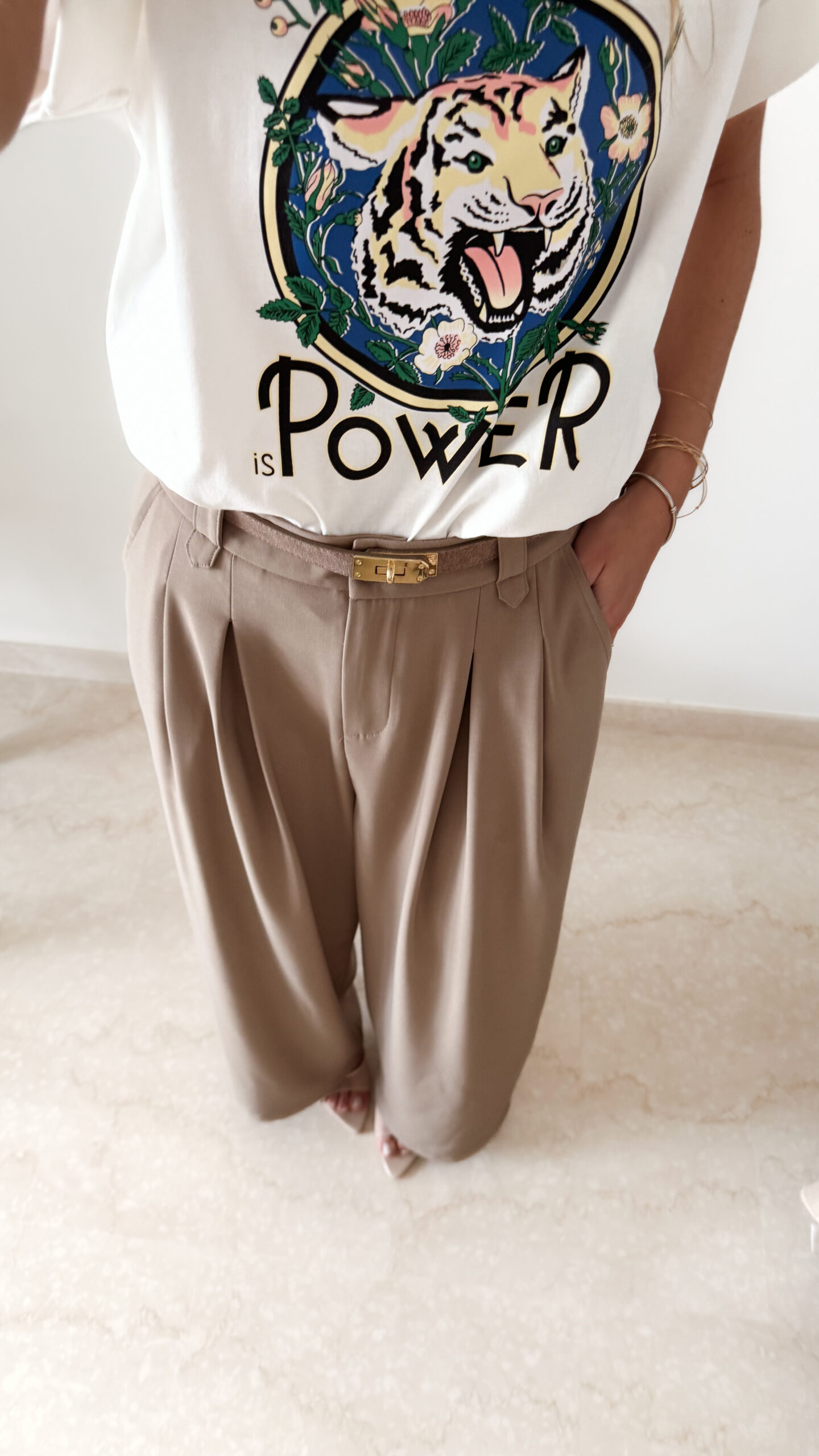 T-shirt femme blanc imprimé tigre Love is Power avec pantalon beige taille haute