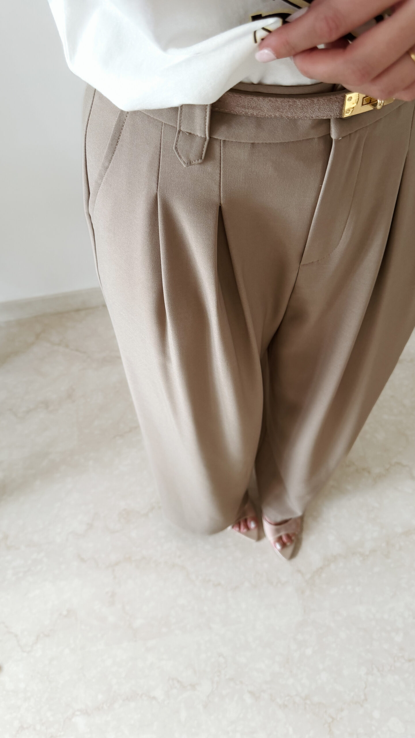 T-shirt femme blanc imprimé tigre Love is Power avec pantalon beige taille haute