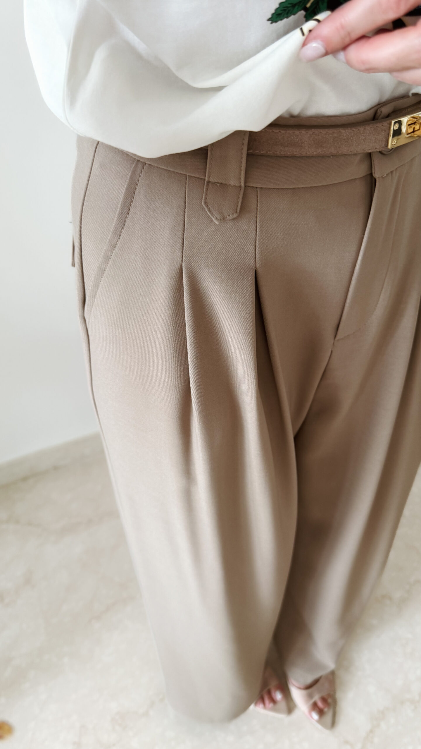 T-shirt femme blanc imprimé tigre Love is Power avec pantalon beige taille haute