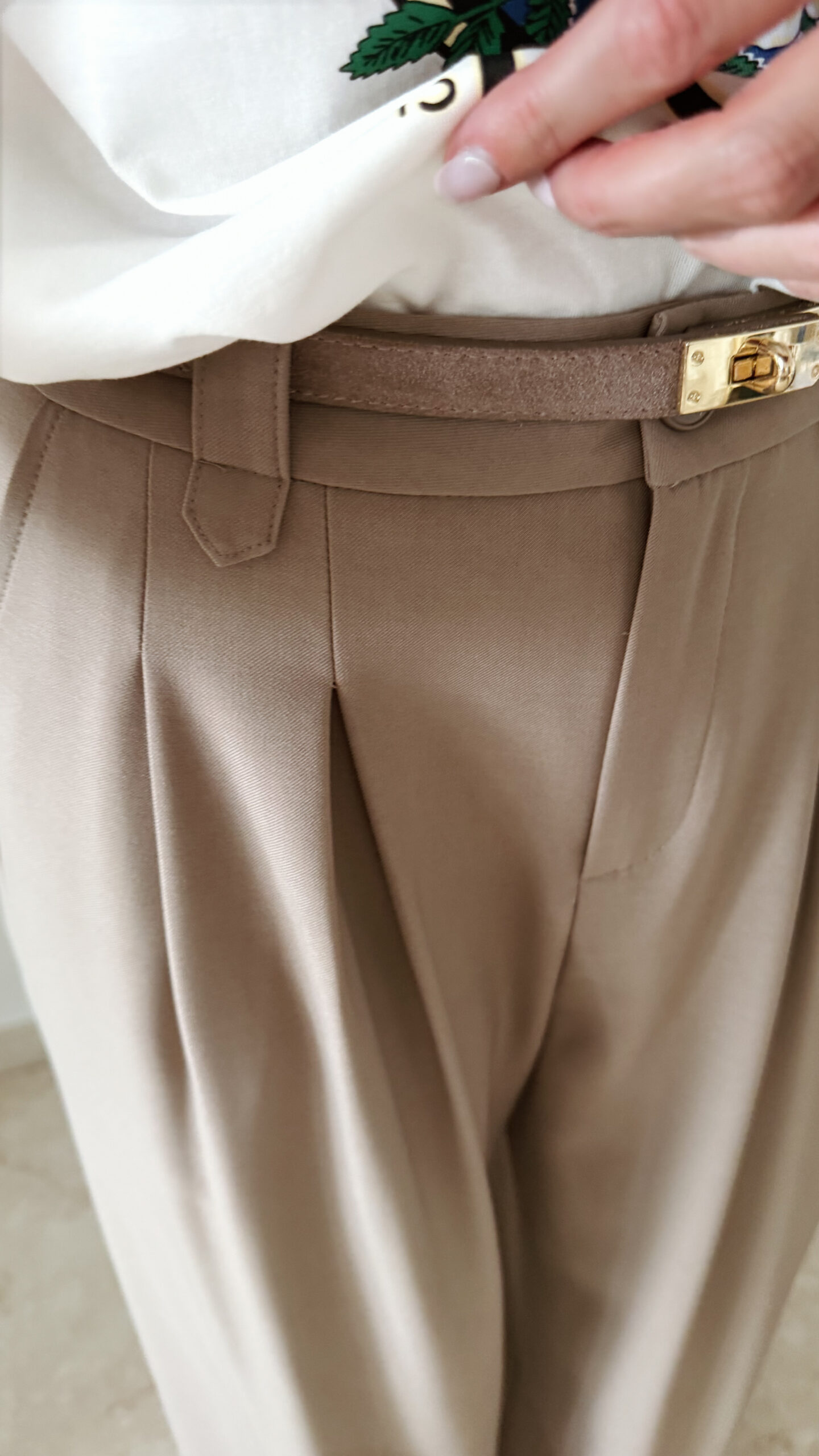 T-shirt femme blanc imprimé tigre Love is Power avec pantalon beige taille haute