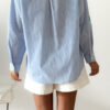 Chemise femme rayée bleue et blanche avec broderies marines colorées (flamant rose, crabe, étoile de mer et coquillages)