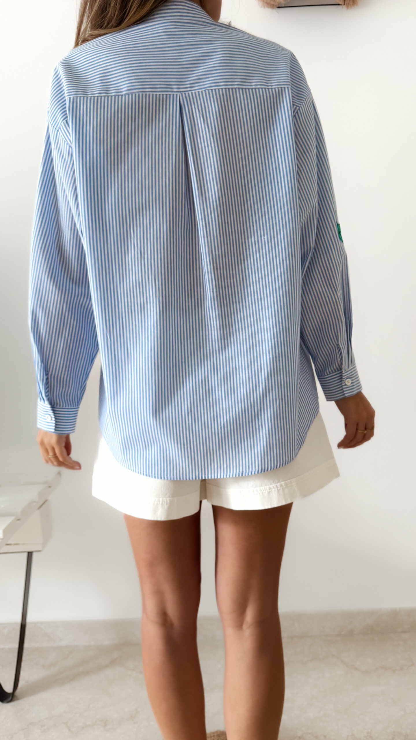 Chemise femme rayée bleue et blanche avec broderies marines colorées (flamant rose, crabe, étoile de mer et coquillages)