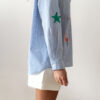 Chemise femme rayée bleue et blanche avec broderies marines colorées (flamant rose, crabe, étoile de mer et coquillages)