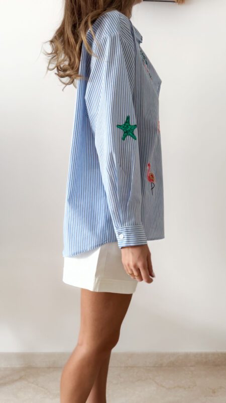 Chemise femme rayée bleue et blanche avec broderies marines colorées (flamant rose, crabe, étoile de mer et coquillages)
