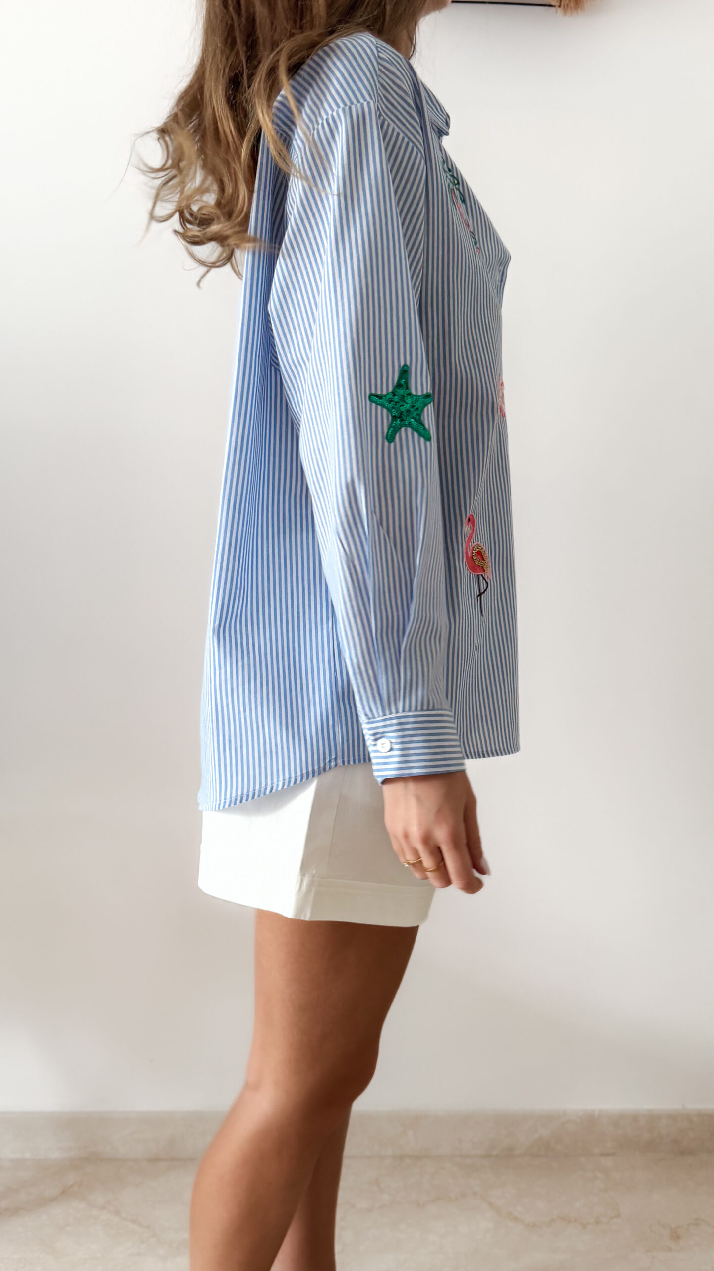 Chemise femme rayée bleue et blanche avec broderies marines colorées (flamant rose, crabe, étoile de mer et coquillages)