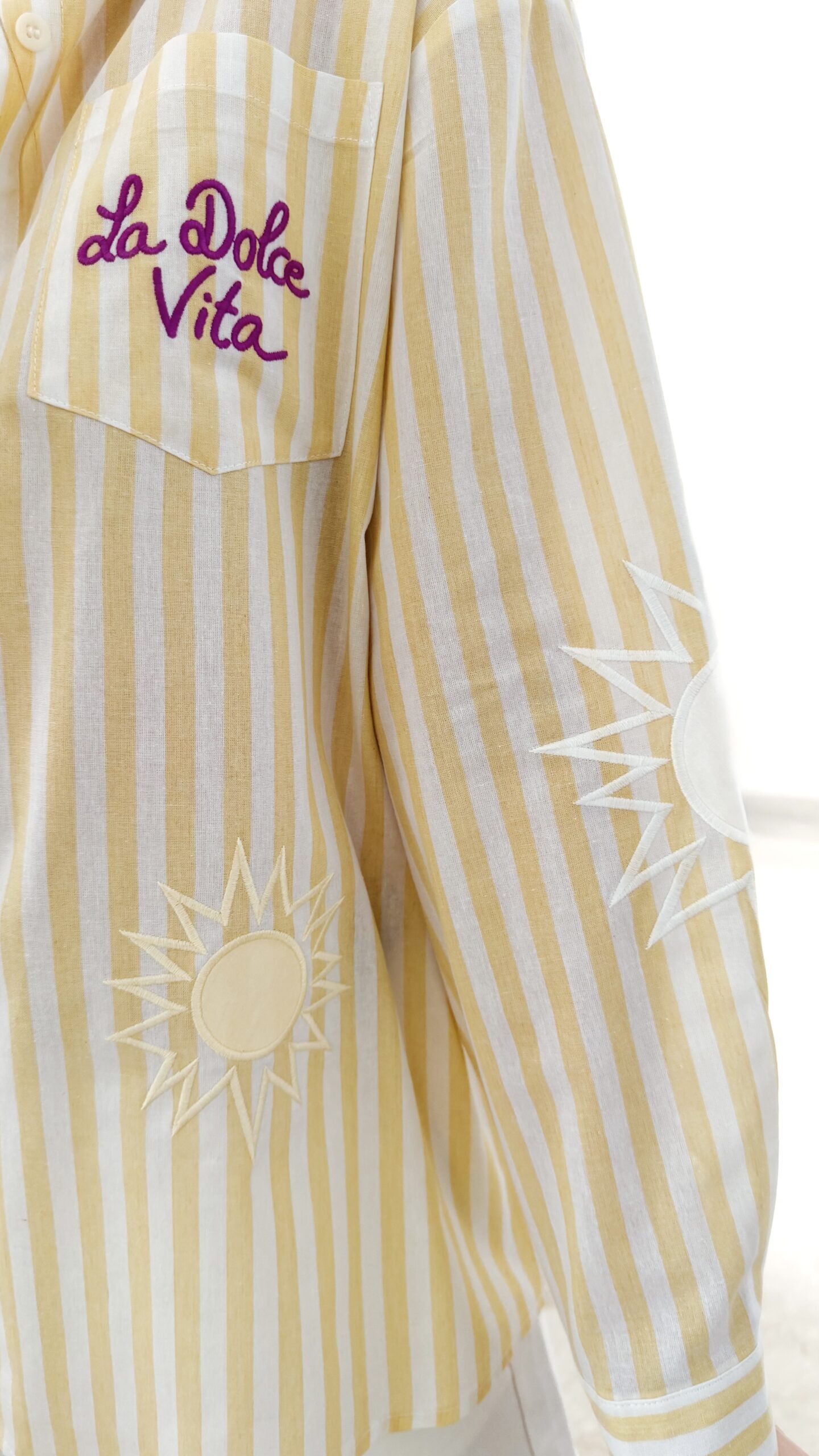 Chemise femme rayée jaune et blanche avec broderies estivales et inscription "La Dolce Vita"