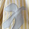 Chemise femme rayée jaune et blanche avec broderies estivales et inscription "La Dolce Vita"