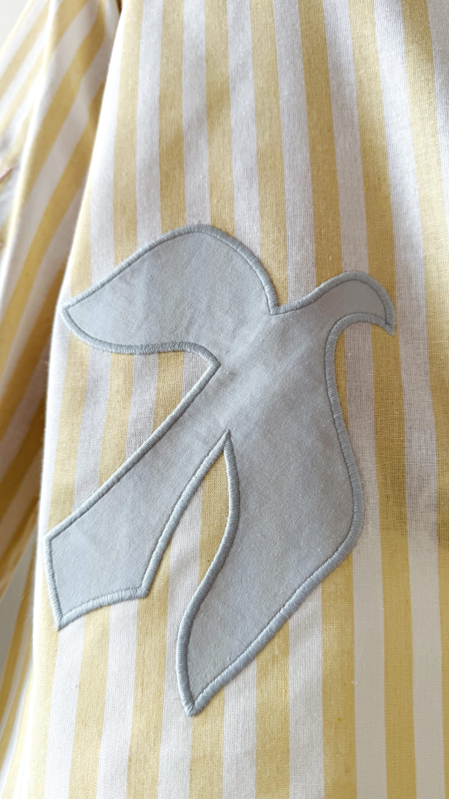 Chemise femme rayée jaune et blanche avec broderies estivales et inscription "La Dolce Vita"