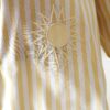 Chemise femme rayée jaune et blanche avec broderies estivales et inscription "La Dolce Vita"