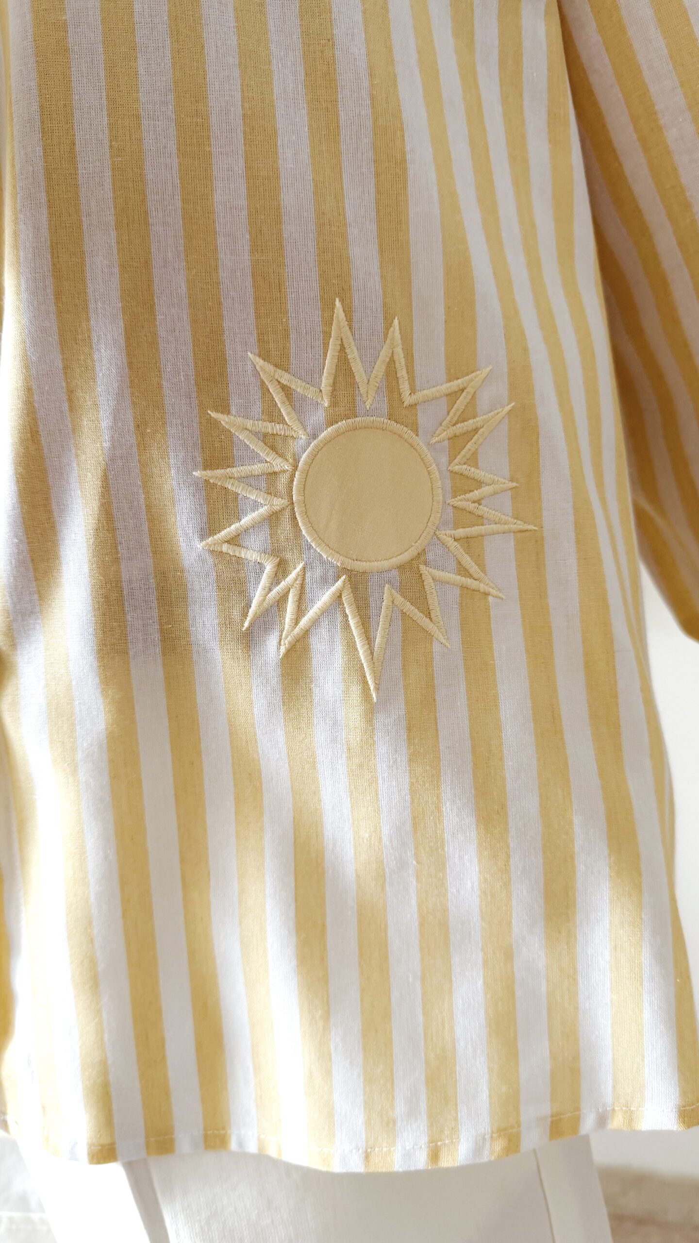 Chemise femme rayée jaune et blanche avec broderies estivales et inscription "La Dolce Vita"