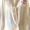 Chemise femme rayée jaune et blanche avec broderies estivales et inscription "La Dolce Vita"