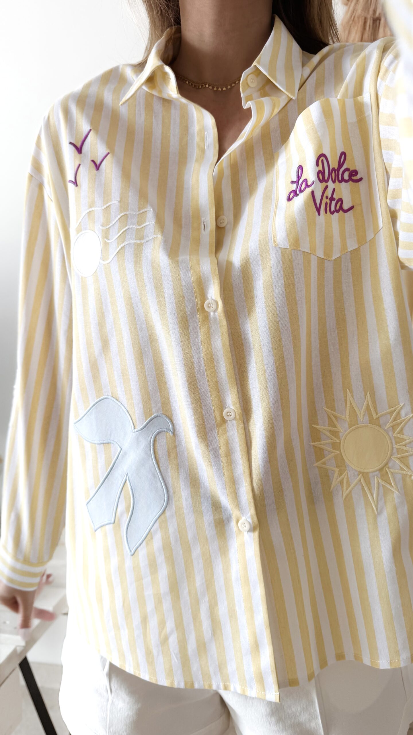 Chemise femme rayée jaune et blanche avec broderies estivales et inscription "La Dolce Vita"