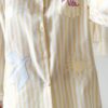 Chemise femme rayée jaune et blanche avec broderies estivales et inscription "La Dolce Vita"