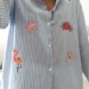 Chemise femme rayée bleue et blanche avec broderies marines colorées (flamant rose, crabe, étoile de mer et coquillages)