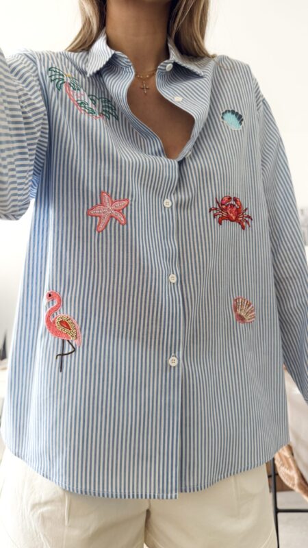 Chemise femme rayée bleue et blanche avec broderies marines colorées (flamant rose, crabe, étoile de mer et coquillages)