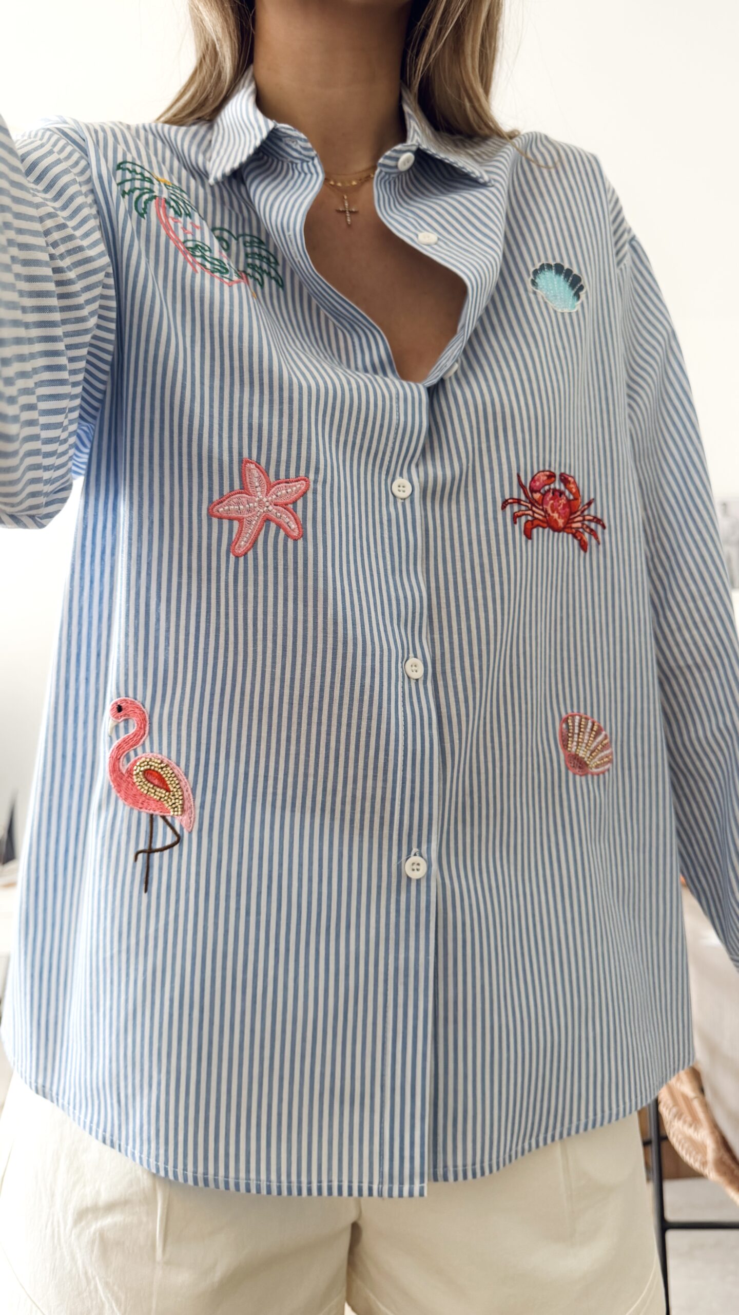 Chemise femme rayée bleue et blanche avec broderies marines colorées (flamant rose, crabe, étoile de mer et coquillages)
