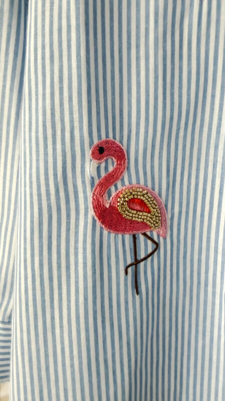 Chemise femme rayée bleue et blanche avec broderies marines colorées (flamant rose, crabe, étoile de mer et coquillages)