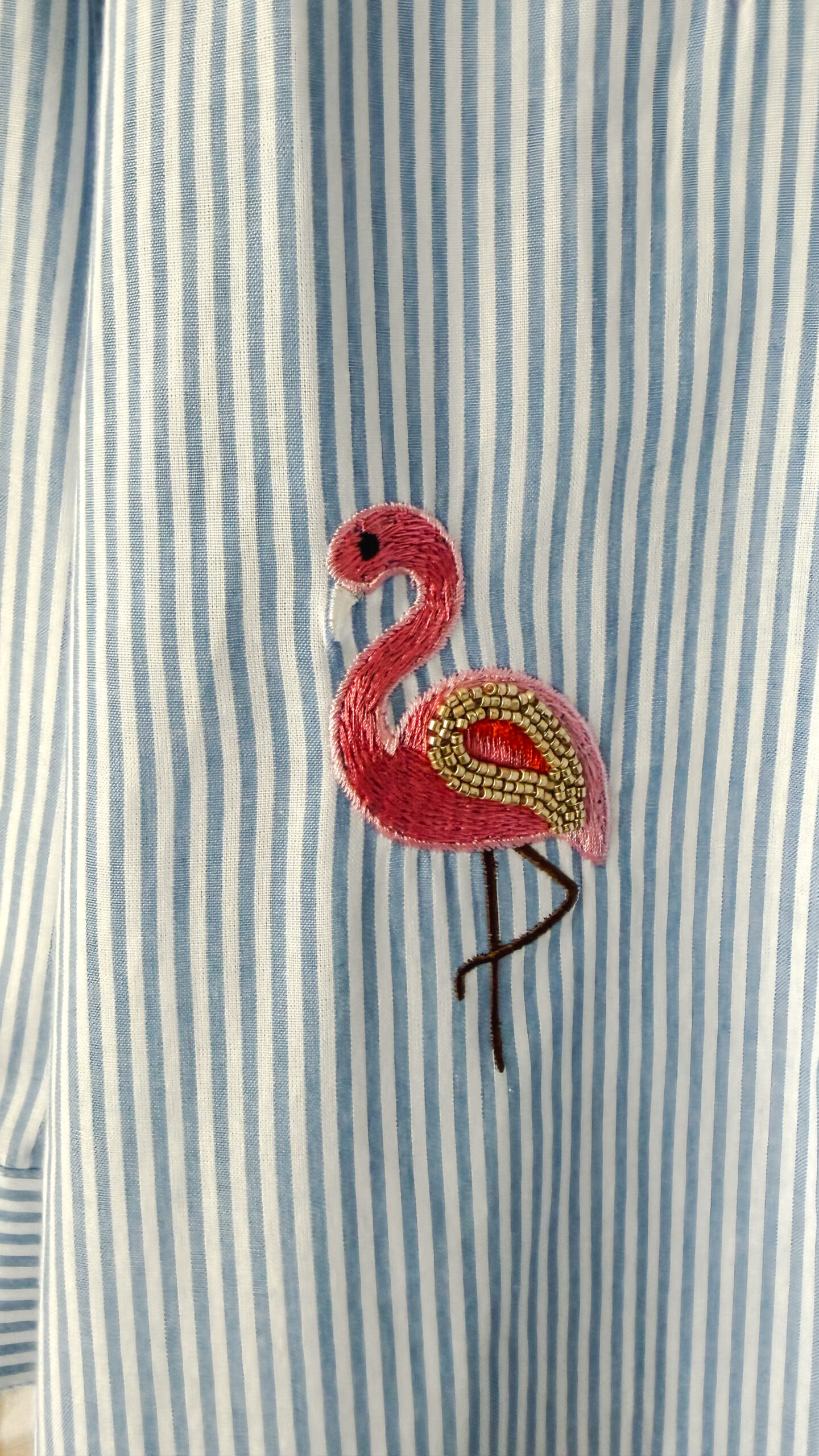 Chemise femme rayée bleue et blanche avec broderies marines colorées (flamant rose, crabe, étoile de mer et coquillages)