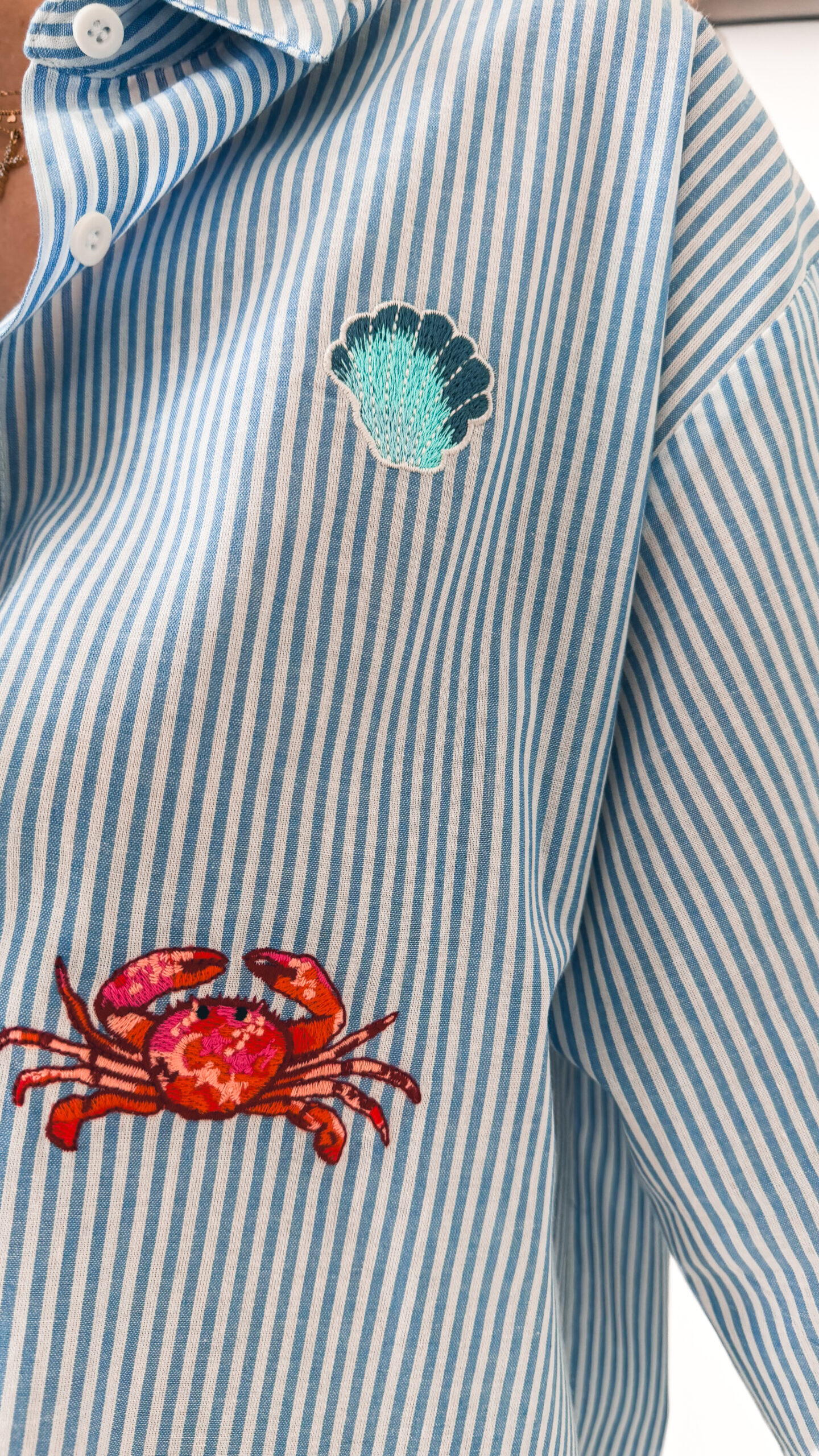 Chemise femme rayée bleue et blanche avec broderies marines colorées (flamant rose, crabe, étoile de mer et coquillages)