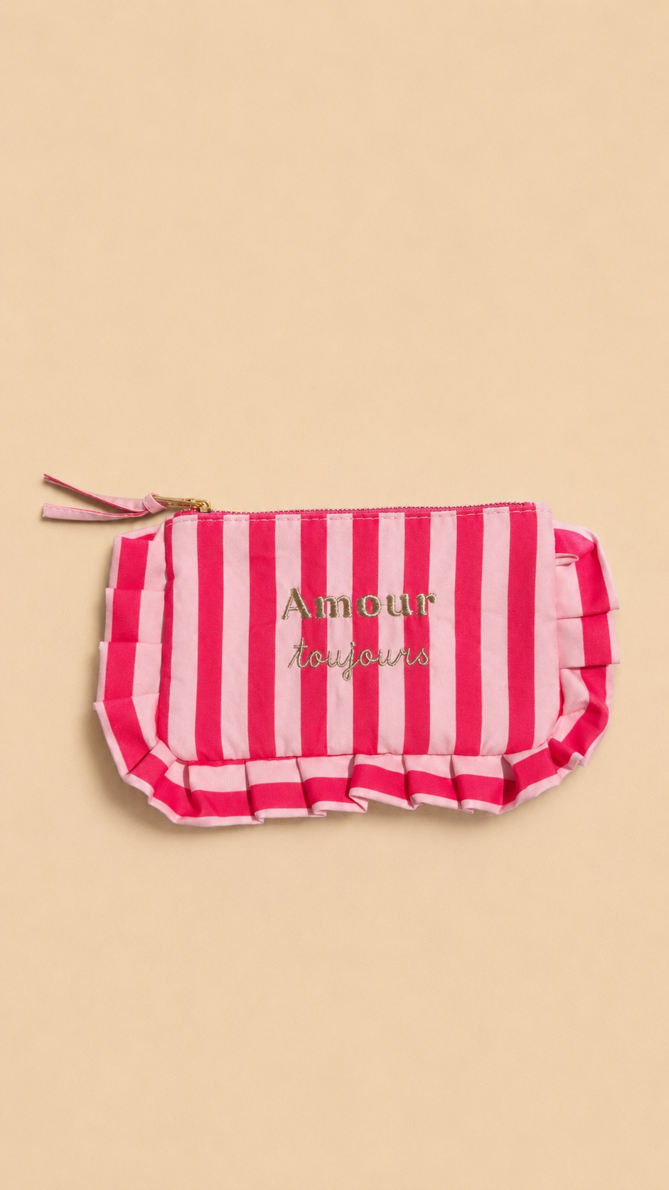 Collection de pochettes colorées à rayures et motifs vichy avec volants décoratifs et messages brodés, présentées sur un fond beige dans un style féminin et tendance.