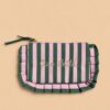 Collection de pochettes colorées à rayures et motifs vichy avec volants décoratifs et messages brodés, présentées sur un fond beige dans un style féminin et tendance.